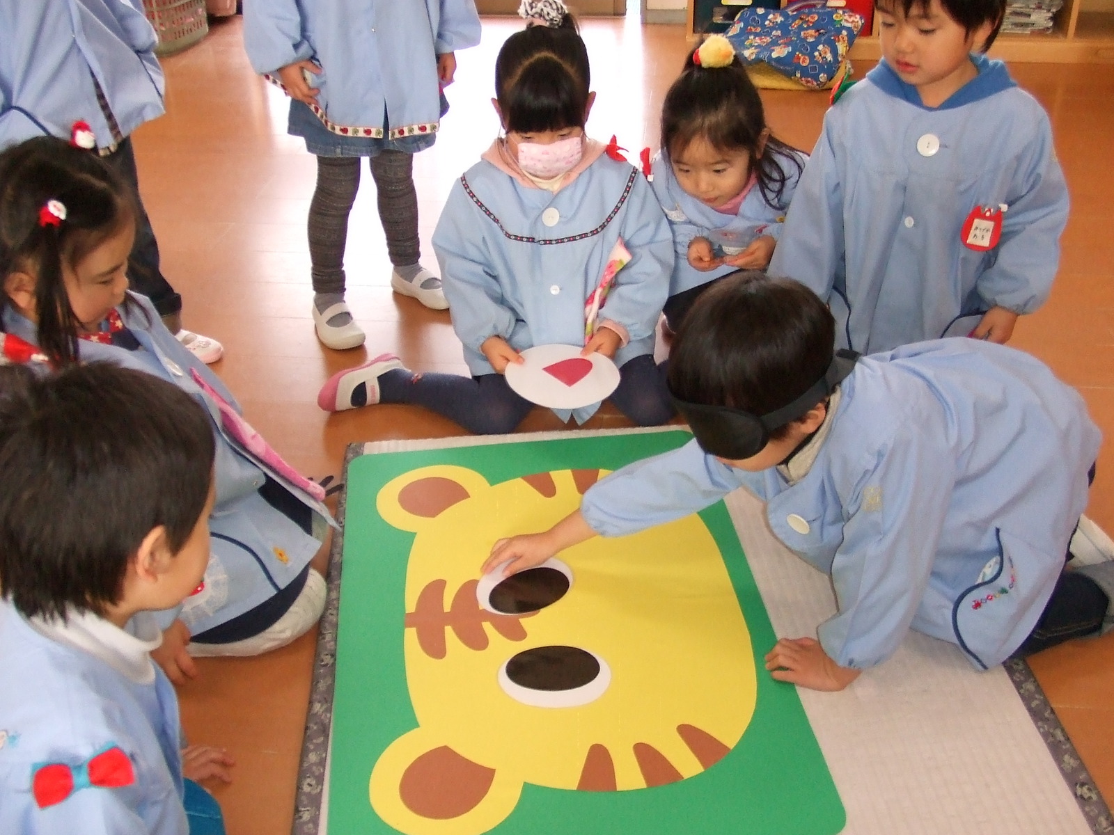 正月遊び 福笑い あらまき幼稚園